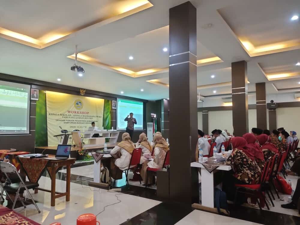 Auditor Iqbal Ramadhan Simanjuntak saat menjadi narasumber dalam Workshop Kepala Sekolah/Madrasah dan Wakil Tahun Pelajaran 2022/2023 di Aula Yayasan Pondok Pesantren Qomaruddin pada Rabu, 6 Juli 2022. Foto: QOM.