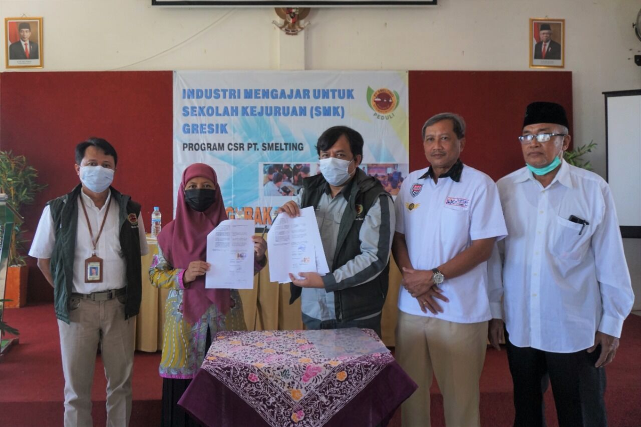 Kepala Sekolah SMK Assa'adah, Sumiati dan Perwakilan dari PT Smelting, Bouman T Situmorang menunjukkan MoA yang sudah ditandatangani oleh kedua belah pihak di Aula SMK Assa'adah pada Rabu 27 Juli 2022. Foto: QOM.