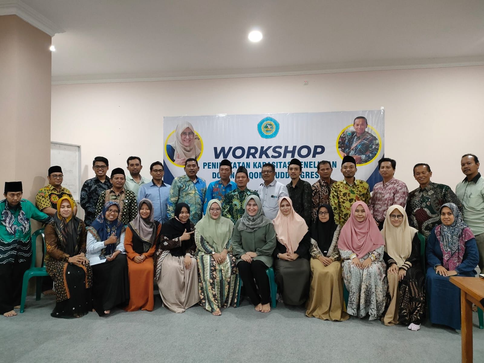 Sesi foto bersama setelah acara Workshop Peningkatan Kapasitas Penelitian Dosen IAI Qomaruddin Gresik di Aula IAI Qomaruddin pada Selasa 19 Juli 2022. Foto: Ririn/QOM.